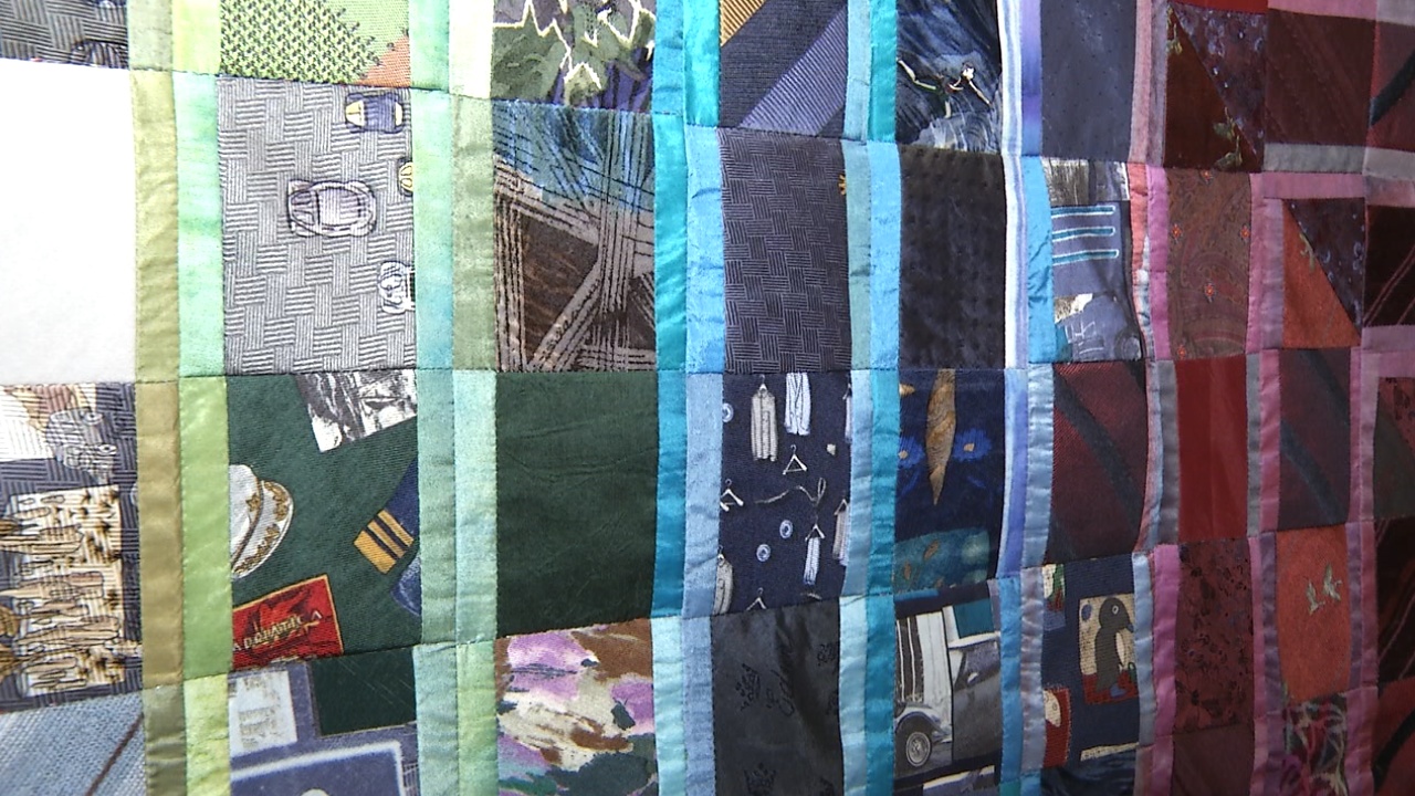 MEgional mit einem Blick in die Ausstellung "Dreiklang in Textil"