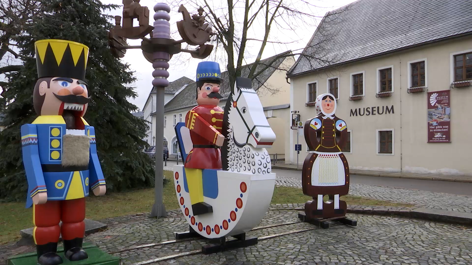 MEgional am 24. November mit den Weihnachtsfiguren in Olbernhau